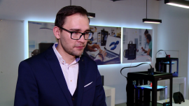 Zortrax szykuje się do giełdowego debiutu. Przychody spółki wzrosły w ubiegłym roku trzykrotnie INWESTOR, ,druk 3D, drukarki m200, inwestycje, centrum badań i rozwoju, ekspansja zagraniczna - Olsztyńska spółka Zortrax, zajmująca się technologią druku 3D dla biznesu, zamierza zadebiutować na warszawskiej giełdzie w II lub III kwartale 2016 roku. W ubiegłym roku producent sprzedał 5,5 tys. urządzeń, głównie swojego flagowego produktu, czyli drukarki M200. Jak podkreśla prezes spółki, oznacza to potrojenie przychodów.