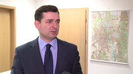 Inwestycje infrastrukturalne napędzają budownictwo. W tym roku branża może wzrosnąć o ok. 8 proc., ale zaczyna brakować rąk do pracy BIZNES, ,budownictwo, budownictwo przemysłowe, firmy budowlane, praca, nowa perspektywa finansowa 2014-2020, inwestycje infrastrukturalne, kolej - Rynek budowlany może wzrosnąć w tym roku nawet o ok. 8 proc. – prognozuje Polski Związek Pracodawców Budownictwa. Barierą rozwoju może być coraz bardziej odczuwalny niedobór pracowników, zarówno w firmach wykonawczych, jak i u producentów materiałów budowlanych. Branża liczy, że dużo nowych miejsc pracy przekona część emigrantów, by wrócili do kraju. W innym wypadku potrzebne będą ułatwienia dla zatrudniania pracowników ze Wschodu.
