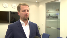 E-sklepy walczą o nowy typ kupujących. Klient 2.0 jest bardziej wymagający, mało cierpliwy i nielojalny BIZNES, ,obsługa klienta, klient 2.0, wielokanałowa komunikacja, sklepy, firma, e-commerce, Focus Telecom Polska, Michał Misiak - Firmy dostosowują się do nowego typu klientów – wymagających, niecierpliwych i mało lojalnych. Dla klientów 2.0 mniejsze znaczenie ma cena, uwagę przywiązują natomiast do jakości obsługi. Jeśli nie zostaną dobrze obsłużeniu, to pójdą do konkurencji. Aby dostosować się do rosnących wymogów klienta, sklepy muszą inwestować w wielokanałową komunikację i sprawną obsługę.