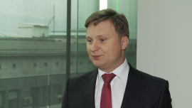 Rekordowo dobry czas dla rynku nieruchomości przemysłowych. Tylko 6 proc. magazynów w Polsce jest dostępne BIZNES, ,magazyn, nieruchomości przemysłowe, popyt, podaż, najemcy, czynsz, JLL - W 2015 roku wynajęto ponad 2,2 mln mkw. magazynów. Rekordowo wysoki popyt sprawił, że wskaźnik niewynajętej powierzchni spadł w ciągu roku z 10 proc. do nieco ponad 6 proc. Jednocześnie w szybkim tempie przybywa nowych nieruchomości – w budowie jest ok. 775 tys. mkw. Początek tego roku też jest bardzo mocny, więc ubiegłoroczne rekordy są możliwe do przebicia. Analitycy JLL prognozują, że dalsze spadki czynszów są mało prawdopodobne.