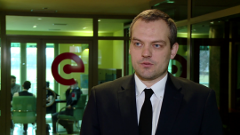 Większa liberalizacja rynku gazu w Polsce może spowodować znaczne obniżki cen dla odbiorców. To również efekt większej konkurencji wśród sprzedawców BIZNES, ,gaz ziemny, zmiana sprzedawcy gazu, PGNiG, URE, uwolnienie ceny gazu, liberalizacja rynku gazu, Energetyczne Centrum, Damian Lindner - Liberalizacja rynku gazu i uwolnienie ceny błękitnego paliwa może obniżyć ceny dla klientów indywidualnych. W ubiegłym roku ceny spadły średnio o 17 proc. To przede wszystkim efekt niskich cen ropy. Z kolei do obniżek dla klientów biznesowych przyczyniła się większa konkurencja. Obecnie koncesję na obrót paliwami gazowymi ma ponad 170 podmiotów, a do końca ubiegłego roku na zmianę sprzedawcy zdecydowało się ponad 30 tys. odbiorców.