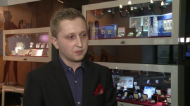 Złoto jedną z form zabezpieczenia emerytalnego INWESTOR, ,złoto, kontrakty na złoto, dolar, inwestycja na emeryturę - Rynek złota po ponad trzech latach spadków zanotował bardzo dobry początek roku. Cena kruszcu od stycznia wzrosła o niemal 13 proc. Zdaniem głównego analityka Mennicy Złota przy wieloletnich inwestycjach złoto może być dobrym zabezpieczeniem na emeryturę.