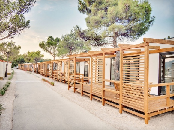 LS Tech-Homes z nowym kontraktem w Chorwacji o wartości prawie 12 mln zł BIZNES, Gospodarka - LS Tech-Homes, lider w produkcji paneli kompozytowych w technologii SIP w Europie, wykorzystywanych w budownictwie mieszkaniowym, dostarczy innowacyjne materiały budowlane do montażu 130 mobilnych domków turystycznych w chorwackim mieście Omis.