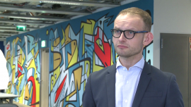 Tylko co dziesiąta firma korzysta z przynajmniej dwóch mediów społecznościowych. Polska na przedostatnim miejscu w UE BIZNES, ,Facebook, social media, internet, marketing - Z danych Komisji Europejskiej wynika, że w Polsce 8 proc. firm jest obecnych w co najmniej dwóch social media. W porównaniu z 2014 rokiem to wzrost, ale niewielki. Wynik ten daje Polsce przedostatnie miejsce w UE. Średnia dla 28 państw to 18 proc. Eksperci podkreślają, że cyfrowy potencjał nie jest przez firmy w pełni wykorzystywany. Zmiana w tym zakresie będzie napędzać biznes.