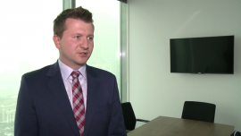 Polityka banków centralnych zaważy na kursie złotego. Frank może podrożeć, ale nie gwałtownie INWESTOR, ,złoty, frank, euro, EBC, Fed, Szwajcarski Bank Narodowy - Polski złoty w perspektywie kolejnych miesięcy prawdopodobnie osłabi się do dolara i za amerykańską walutę będzie trzeba płacić więcej niż 4 zł. Natomiast obecny poziom euro powinien się utrzymać, jest nawet szansa na niewielkie osłabienie europejskiej waluty. Frank pozostanie mocny, ale skoku podobnego do tego z połowy stycznia 2015 r. nie należy się obawiać.