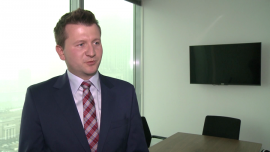 Banki i spółki energetyczne przez ostatni rok ciążyły polskiej giełdzie. WIG20 dopiero wrócił do poziomu z przełomu roku INWESTOR, ,inwestycje, złoty, akcje, WIG20, sektor bankowy, sektor energetyczny, PKB - Ponad 25 proc. stracił indeks WIG20 od maja ubiegłego roku. W przypadku indeksu szerokiego rynku WIG spadek był nieco mniejszy i wyniósł 18 proc. Wszystko to mimo wzrostów z ostatniego miesiąca. Choć polska gospodarka urosła w ubiegłym roku o 3,6 proc., co jest jednym z lepszych wyników w Europie, to inwestorzy wciąż obawiają się obciążeń, jakie na polski sektor bankowy, energetyczny i handlowy może nałożyć rząd. A są to sektory dla polskiej giełdy bardzo istotne.