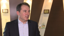 Statystyczny polski kierowca traci w korkach 3,3 tys. zł rocznie. Najbardziej poszkodowani są wrocławianie i krakowiacy BIZNES, ,Deloitte, Targeo.pl: korki, największe miasta, czas stania w korkach, straty, koszt korków, Raport o korkach w 7 największych miastach Polski, 2015 - 3,8 mld zł kosztowały w 2015 roku polskich pracujących kierowców korki w siedmiu największych polskich miastach. Oznacza to wzrost wobec poprzedniego roku, w którym udało się nieco zredukować te wartości. Na statystycznego kierowcę przypada więc 3 350 zł rocznie. Nominalnie najwięcej tracą właściciele aut w Warszawie, jednak ze względu na różnice w zarobkach procentowo bardziej poszkodowani są wrocławianie czy krakowiacy.