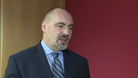 Fundusze obligacji lub akcji globalnych jednym ze skutecznych sposobów oszczędzania na emeryturę INWESTOR, ,oszczędzanie na emeryturę, fundusze inwestycyjne, fundusze dłużne, obligacje skarbowe, obligacje korporacyjne, stopy procentowe - Obligacje zarówno skarbowe, jak i korporacyjne są w dłuższym terminie najlepszą oraz bezpieczną metodą odkładania na emeryturę – uważa Piotr Szulec, dyrektor ds. komunikacji inwestycyjnej w Pioneer Pekao TFI. Jego zdaniem warunkiem powodzenia jest m.in. odpowiednia dywersyfikacja portfela. Ci, którzy nie boją się większego ryzyka, mogą się zdecydować na fundusze akcyjne.