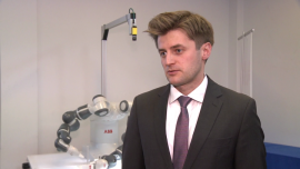 Od pięciu lat szybko przybywa robotów w polskich fabrykach. Wciąż jednak Polska należy do najmniej zrobotyzowanych krajów w Europie BIZNES, ,robotyzacja, automatyzacja, przemysł motoryzacyjny, przemysł metalowy, przemysł mięsny, roboty kolaborujące, roboty humanoidalne - Jednym z powodów niskiego poziomu robotyzacji jest fakt, że przez lata Polska była dostawcą taniej siły roboczej. Te czasy jednak minęły i firmy przemysłowe coraz częściej dostrzegają potrzebę automatyzacji procesów produkcji, by dotrzymać kroku konkurencji. Przyszłością branży są roboty humanoidalne, współpracujące z pracownikami.