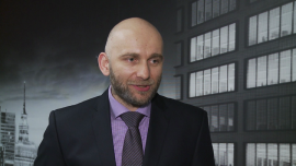 Grupa Skanska poprawia wyniki i notuje rekordowy popyt. Stawia na ekologiczne osiedla INWESTOR, ,budownictwo mieszkaniowe, ekologia, BREEAM, rynek nieruchomości - Grupa Skanska Polska ma za sobą bardzo udany okres. W 2015 roku uzyskała przychody na poziomie 5,5 mld złotych oraz zysk operacyjny w wysokości 470 mln złotych. W segmencie budownictwa mieszkaniowego sprzedała o ponad 25 proc. lokali więcej niż rok wcześniej. Jednocześnie deklaruje, że wszystkie realizowane inwestycje będą budowane zgodnie z wymogami BREEAM. Jest to certyfikat potwierdzający wysokie walory ekologiczne i energetyczne budynku. Powstające Osiedle Mickiewicza na Bielanach będzie pierwszym w Polsce, które spełnia standardy tego typu.