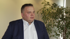 T. Szopa (prezes Netii): Struktura sprzedaży w polskich telekomach jest zbyt rozbudowana. Konieczna zmiana sytuacji BIZNES, ,telekomunikacja, marketing, sprzedaż, synergia - Polskie telekomy w zbyt dużym stopniu koncentrują się na działalności sprzedażowej – uważa prezes Netii Tomasz Szopa. Jego zdaniem firmy z branży powinny położyć większy nacisk na marketing. Zmiany zachodzące na rynku usług telekomunikacyjnych skłaniają firmy do szukania efektów synergii z innymi gałęziami gospodarki, m.in. bankowością czy energetyką. Ta, która zrobi to najefektywniej, zostanie rynkowym liderem.