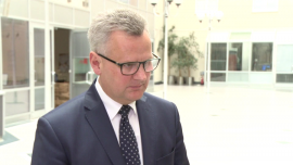 ZE PAK szuka oszczędności. Wstrzymuje inwestycje i ma nadzieję na choćby niewielki wzrost cen energii INWESTOR, ,ceny energii, modernizacja bloków w Pątnowie, blok gazowo-parowy w Koninie, wyniki roczne, blackout, ograniczenie inwestycji, program poprawy efektywności - Zespół Elektrowni Pątnów–Adamów–Konin zamknął ubiegły rok stratą netto w wysokości niemal 1,88 mld zł, głównie z powodu utraty wartości aktywów. Choć EBITDA była dodatnia, grupa szuka oszczędności, zawieszając inwestycje i szukając ograniczeń w innych kosztach. Dokładny plan ma być znany do połowy roku.