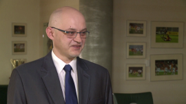 Pozycja mediów drukowanych niezagrożona przez e-wydania. Dystrybutorzy prasy notują najlepsze od lat wyniki sprzedaży BIZNES, ,prasa, e-wydania gazet, czasopisma, wydawnictwa historyczne, subskrybenci dzienników, cyfryzacja prasy, Kolporter, Dariusz Materek - Dobre perspektywy przed rynkiem dystrybucji prasy. Dla Kolportera ubiegły rok był najlepszy od ośmiu lat mimo odnotowanego na rynku spadku sprzedaży o 2 proc. – Cyfryzacja mediów nie powinna zagrażać tradycyjnej prasie – ocenia rzecznik spółki. E-wydania stanowią niewiele ponad 3 proc. całkowitej sprzedaży największych gazet.