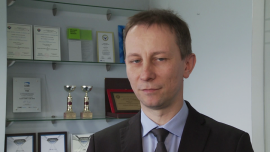 Złej jakości energia może uszkodzić sprzęt i zwiększyć rachunki za prąd. W UE straty z tego tytułu sięgają 150 mld euro rocznie BIZNES, ,energia elektryczna, sieci przesyłowe, urządzenia elektroniczne, urządzenia elektroenergetyczne, sieci elektroenergetyczne, sieci energetyczne, dystrybucja, Urząd Regulacji Energetyki, URE - 150 mld euro rocznie wynoszą straty w Unii Europejskiej z powodu tzw. złej jakości energii elektrycznej. Powoduje ona szybsze zużywanie się urządzeń, zwiększa ryzyko utraty danych, podnosi rachunki za prąd oraz prowadzi do awarii. Dotyka to zarówno konsumentów, jak i przedsiębiorców. Sama zmiana wartości napięcia trwająca od 0,005 s. do 0,1 s. może oznaczać koszt nawet do 200 tys. dol. Pomocne w rozwiązaniu tego problemu okazuje się być monitorowanie jakości energii elektrycznej i na jego podstawie podejmowanie działań zaradczych.