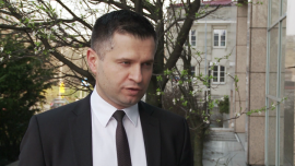 P. Bujak (PKO BP): Inflacja wróci pod koniec roku. RPP słusznie pozostawiła stopy bez zmian INWESTOR, ,inflacja, deflacja, PKB, EBC, stopy procentowe - Dobrze, że Rada Polityki Pieniężnej na razie nie zmienia stóp procentowych – uważa Piotr Bujak, szef zespołu analiz makroekonomicznych PKO BP. Jego zdaniem kolejna obniżka mogłaby bowiem zaszkodzić złotemu. Główna stopa procentowa w dalszym ciągu pozostaje na rekordowo niskim poziomie 1,5 proc.