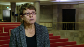 Konfederacja Lewiatan: Program „Rodzina 500 plus” może wpłynąć na konsumpcję w mniejszym stopniu, niż oczekuje tego rząd INWESTOR, ,rodzina 500+, konsumpcja, edukacja - Środki z programu „Rodzina 500 plus” zamiast na konsumpcję mogą być przeznaczone na spłatę zaciągniętych kredytów i pożyczek – uważa Małgorzata Starczewska-Krzysztoszek z Konfederacji Lewiatan. W przypadku bogatszych rodzin wzrosnąć może za to stopa oszczędności. Niewiadomą jest natomiast to, jaka część otrzymanych pieniędzy rzeczywiście posłuży dzieciom. Zdaniem ekonomistki skuteczność programu będzie można ocenić najwcześniej pod koniec 2016 roku.