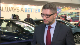 Toyota chce w tym roku podwoić sprzedaż hybryd i pracuje nad rozwojem napędu wodorowego. Stawia na segment aut flotowych BIZNES, ,Toyota, rynek motoryzacyjny, samochody hybrydowe, samochody kompaktowe, Toyota Mirai, Toyota Safety Sense, Prius, RAV4 Hybrid - Blisko 8 tys. aut hybrydowych planuje sprzedać Toyota na polskim rynku w tym roku. Jednocześnie pracuje nad rozwojem napędu wodorowego. Napędzany w ten sposób model Mirai był atrakcją tegorocznych poznańskich targów Motor Show. Toyota zapowiada, że chce się skupić na samochodach flotowych, których sprzedaż stanowi ponad 60 proc. rynku. Pod koniec roku premierę będzie miał model C-HR, czyli crossover z najpopularniejszego segmentu aut kompaktowych.