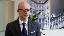 Secesja Londynu najbardziej zaszkodziłaby samej Wielkiej Brytanii INWESTOR, ,brexit, Europa, strefa euro, inflacja, EBC - Ryzyko brexitu wynosi obecnie 30–40 procent. Oznacza to, że Wielka Brytania najprawdopodobniej nie wyjdzie z Unii Europejskiej – przekonuje Grzegorz Jałtuszyk, dyrektor biura doradztwa inwestycyjnego Citi Handlowego. Jego zdaniem ewentualna secesja Londynu zaszkodziłaby całej Europie, a w największym stopniu odbiła się na samej Wielkiej Brytanii. Ekspert spodziewa się jednocześnie, że w IV kwartale EBC może podjąć decyzje o dalszym luzowaniu polityki monetarnej. Wszystko zależy jednak od poziomu inflacji i koniunktury w strefie euro.