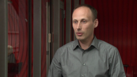 Polacy coraz częściej inwestują w zieloną energię. 80 proc. przydomowych instalacji stanowią kolektory słoneczne BIZNES, ,OZE, ustawa o OZE, elektrownie wiatrowe, prosumenci, fotowoltaika, mikroinstalacje OZE, Targi Kielce, Andrzej Mochoń, Bogdan Szymański - Łączna moc mikroinstalacji odnawialnych źródeł energii w Polsce przekroczyła już 22 MW, z czego większość to instalacje fotowoltaiczne. W ubiegłym roku stanowiły one 80 proc. produkcji w przydomowych instalacjach odnawialnych źródeł energii. Na rosnący popyt wpływ mają przede wszystkim coraz niższe koszty związane z zakupem, montażem i eksploatacją tych urządzeń. Ożywienie widać także po liczbie wystawców i gości na branżowych targach.