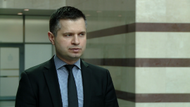 Polsce grozi zapaść demograficzna. Ratunkiem mogą być imigranci BIZNES, ,demografia, starzenie się społeczeństwa, brak rąk do pracy, imigracja - Do 2050 roku liczba mieszkańców Polski spadnie o 3 mln. Dodatkowo pogorszy się struktura populacji: mocno wzrośnie liczba osób w wieku emerytalnym, a spadnie – w produkcyjnym. Będzie to równoznaczne z brakiem rąk do pracy. Pomóc mogą imigranci, zwłaszcza z Ukrainy. Do tego potrzebna jest jednak polityka imigracyjna, która przyciągnie pracowników na polski rynek, pomoże im się zaaklimatyzować i zatrzyma ich tutaj.