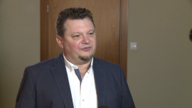 JR Holding zapowiada większe zyski w tym roku i wypłatę dywidendy INWESTOR, ,nieruchomości komercyjne, Galeria Ramzes, OZE, fotowoltaika, Columbus Energy, wyniki, dywidenda zaliczkowa - Nisza na rynku nieruchomości komercyjnych i inwestycje w OZE, zwłaszcza w fotowoltaikę, to dwa filary, na których chce budować swoje zyski krakowska spółka JR Holding, notowana na NewConnect. W ubiegłym roku grupa kapitałowa zarobiła 6,61 mln zł, ponad dwa i pół razy więcej niż w 2014 r. Na ten rok zapowiada dalszą poprawę wyników. Zamierza się również dzielić zyskiem z akcjonariuszami.