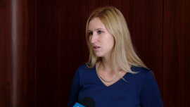 Wzrost cen złota powyżej 1,3 tys. dolarów za uncję w najbliższym czasie mało prawdopodobny INWESTOR, ,złoto, dolar, ryzko, trend spadkowy - W krótkim czasie wzrosty cen złota powyżej 1300 dolarów za uncję są mało prawdopodobne – uważa Dorota Sierakowska z Domu Maklerskiego BOŚ. Jej zdaniem notowania surowca w najbliższym czasie może nieco wspierać słabnący dolar oraz wzrost globalnej awersji do ryzyka. Realizacja takiego scenariusza mogłaby przynieść trwałe wzrosty oraz zakończenie trwającego już od 2011 roku trendu spadkowego.