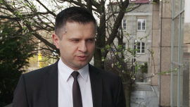 Moody's ostrzega Polskę przed majową decyzją. Eksperci uważają, że ewentualna obniżka nie wpłynie znacząco na rynek akcji i walutowy INWESTOR, ,rating, S&P, Moody's, rentowności obligacji, złoty - Jedna z trzech największych agencji ratingowych Moody's ostrzegła Polskę, że jej wiarygodność kredytowa może ulec obniżeniu w obliczu kryzysu konstytucyjnego. Agencja rewizję ratingu Polski ogłosi 13 maja. Według Piotra Bujaka z PKO BP ewentualne obniżenie ratingu nie wpłynie tak znacząco na nastroje inwestorów, jak styczniowa decyzja agencji Standard & Poor’s.