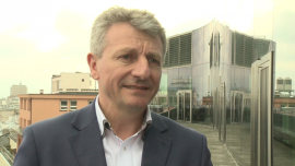 Producenci trzody chlewnej tracą na barierach eksportowych. Hodowla przestaje być opłacalna INWESTOR, ,trzoda chlewna, choroba Aujeszky'ego, eksport żywca wieprzowego, hodowla, Inter-Agri, Janusz Wojtczak - Spada produkcja trzody chlewnej w Polsce. Branża rolnicza czeka na zniesienie niektórych barier i uzyskanie przez część regionów w Polsce statusu wolnych od choroby Aujeszkiego. Tylko to pozwoli na eksportowanie żywych świń do krajów unijnych. Obecnie Polska, jako kraj, w którym choroba ta występuje, nie może eksportować ich do innych państw Unii Europejskiej. Tracą na tym rolnicy, którzy przez konieczność przeprowadzenia badań ponoszą dodatkowe koszty i coraz częściej rezygnują z produkcji.