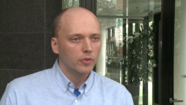 Do końca roku złoto może zdrożeć do 1350 dolarów za uncję. Ropa naftowa i miedź będą nadal na niskich poziomach INWESTOR, ,złoto, miedź, ropa, surowce - Ceny ropy naftowej powinny pozostać niskie, a osiągnięcie poziomu 45 dolarów za baryłkę będzie dużym sukcesem producentów – prognozuje Daniel Piekarek, analityk z Banku BPS. Jego zdaniem słabo zachowywać się będzie także miedź, co jest efektem spowolnienia gospodarczego w Chinach i Rosji. Znacznie lepsze perspektywy widzi natomiast na rynku złota. Ewentualna eskalacja kryzysu zadłużeniowego w Europie może wywindować ceny kruszcu do poziomu 1350 dol. za uncję.