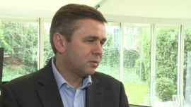 Cena nie jest najważniejsza dla firm przy wyborze sprzętu IT. Większą wagę przywiązują do parametrów technicznych i serwisu BIZNES, ,sprzęt komputerowy, wydatki na IT, wydatki firm na sprzęt IT, Lenovo Polska, Andrzej Sowiński - Szukając sprzętu komputerowego, przedsiębiorcy coraz mniejszą wagę przywiązują do ceny. Częściej o wyborze decyduje wydajność i funkcjonalność urządzeń, a także renoma producenta i poziom serwisowania. Kupujący chcą także sprzętu dostosowanego do ich własnych potrzeb, dlatego producenci coraz częściej rozwiązania szyte na miarę. – Jesteśmy w stanie stworzyć konfigurację na potrzeby konkretnego odbiorcy – podkreśla dyrektor Lenovo Polska.