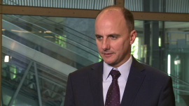 Lotos obawia się dużej zmienności na rynkach surowcowych. Ewentualnych wzrostów cen oczekuje dopiero w 2017 roku INWESTOR, ,Lotos, upstream, dystrybucja, inwestycje - Grupa Lotos obawia się wahań cen surowców energetycznych i oczekuje niskich cen ropy naftowej i gazu w całym 2016 roku. Ewentualne ożywienie możliwe jest dopiero w kolejnym roku. Koncern ponosi przy tym duże nakłady inwestycyjne związane z budową instalacji EFRA. Na ten cel przeznaczy ok. 2,3 mld zł. Po jej zakończeniu posiadane moce produkcyjne zwiększą się o 900 tys. ton rocznie. Jednocześnie spółka notuje bardzo dobre wyniki w segmencie upstream. W I kw. wydobywała 30 tys. baryłek ekwiwalentu ropy dziennie.