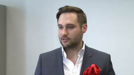 Inwestycja w szybkorosnące drzewa może dać zarobić blisko 40 proc. w ciągu 4 lat INWESTOR, ,inwestycje, drzewo szybkorosnące, zwrot z inwestycji, drzewo Paulownia, Fundusz Stabilnego Rozwoju, Mateusz Wcześniak - Inwestycja w drzewo może być dobrą alternatywą dla złota, przede wszystkim z powodu dynamicznego wzrostu jego wartości – przekonuje Mateusz Wcześniak, wiceprezes Funduszu Stabilnego Rozwoju. Kontrakty drzewo w Stanach Zjednoczonych podrożały o 21 proc., podobnie jest w Europie. Surowiec ten jest uniezależniony od charakteru spekulacyjnego. Przy minimalnym ryzyku, rentowność inwestycji przy wykorzystaniu gatunku najszybciej rosnącego drzewa na świecie – Paulownia – może wynosić nawet 85 proc.