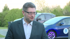 Odpowiedni styl jazdy pozwala zmniejszyć zużycie paliwa nawet o 50 proc. Oszczędną jazdę ułatwiają też producenci aut LIFESTYLE, ,zużycie paliwa, ekonomiczny styl jazdy, Toyota Economy Race, Toyota Prius - Ekonomiczna jazda to mniejsze zanieczyszczenie środowiska i realne oszczędności. Płynna jazda, bez gwałtownego hamowania i przyspieszania, oraz dbałość o dobry stan techniczny auta pozwalają obniżyć zużycie paliwa nawet o połowę. Zwycięzcom tegorocznego Toyota Economy Race udało się uzyskać rekordowy wynik spalania na poziomie 2.807 l na 100 km.