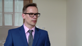 Fundusze absolutnej stopy zwrotu dadzą zarobić 6–7 proc. rocznie. To atrakcyjna alternatywa dla lokat czy obligacji INWESTOR, ,fundusze inwestycyjne, giełda, rynki akcji - W okresie dużej zmienności na rynkach atrakcyjną alternatywę są fundusze absolutnej stopy zwrotu – przekonuje Andrzej Lis z Altus TFI. Ekspert wyjaśnia, że inwestycja tego typu może przynieść 6–7 proc. zysku rocznie, co w otoczeniu niskich stóp procentowych stanowi bardzo interesującą alternatywę dla lokat czy obligacji. Fundusze absolute return nie są przy tym tak ryzykowne, jak te akcyjne. W okresie spadków mogą się całkowicie pozbyć akcji ze swoich portfeli i uchronić kapitał inwestorów przed stratami.