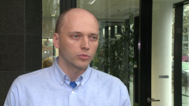 W najbliższych miesiącach złoty bez szans na umocnienie wobec euro czy dolara INWESTOR, ,polski złoty, euro, dolar, stopy procentowe - W najbliższych miesiącach polski złoty nie ma większych szans na znaczące umocnienie wobec euro czy dolara – prognozuje Daniel Piekarek z Banku BPS. Powodem jest przede wszystkim ryzyko natury politycznej. Przedłużający się spór wokół Trybunału Konstytucyjnego grozi spadkiem zainteresowania wśród inwestorów zagranicznych i w konsekwencji obniżeniem ratingu kredytowego Polski. Dopiero trwałe zażegnanie konfliktu mogłoby pozytywnie wpłynąć na zachowanie złotego. To jednak w najbliższym czasie wydaje się mało prawdopodobne – przewiduje Piekarek.