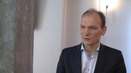 Santander Consumer Bank zyskuje na współpracy z Justyną Kowalczyk. Klienci są gotowi wiązać się z bankiem na dłużej BIZNES, ,Santander Consumer Bank, Justyna Kowalczyk, kredyt gotówkowy, współpraca sponsorska, działalność charytatywna - Od jesieni ubiegłego roku trwa współpraca Santander Consumer Banku z Justyną Kowalczyk, jedną z najsłynniejszych polskich sportsmenek. Mistrzyni olimpijska reklamuje szybki kredyt gotówkowy Santander Consumer Banku, bank zaś sponsoruje biegaczkę i za jej namową bierze udział w akcjach charytatywnych. Zyski są nie tylko wizerunkowe. Z obserwacji banku wynika, że od czasu nawiązania współpracy klienci chętniej korzystają z jego długoterminowych usług.