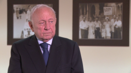 Rynek lodów w Polsce wart jest ponad 1,6 mld zł. Krajowi producenci muszą się mierzyć z coraz silniejszą konkurencją BIZNES, ,lody, lody familijne, lody premium, Grycan, Grycan – Lody od Pokoleń, przemysł spożywczy, naturalne składniki, segment premium - Ze względu na stosunkowo niską konsumpcję lodów w Ze względu na stosunkowo niską konsumpcję lodów w Polsce (4–5 litrów rocznie na osobę) krajowy rynek ma duży potencjał wzrostu. O gusta klientów walczą nie tylko polscy producenci, lecz także większość światowych graczy. Firma Grycan – Lody od Pokoleń mimo coraz większej konkurencji co roku notuje dwucyfrową dynamikę wzrostu sprzedaży. Jej udziały w rynku lodów familijnych przekraczają 15 proc. – Polacy są przywiązani do tradycyjnych smaków i naturalnych składników – komentuje właściciel marki.