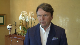 Z. Jakubas: Polscy przedsiębiorcy oczekują od rządu wsparcia dyplomatycznego i pomocy w wejściu na nowe rynki zbytu INWESTOR, ,biznes, gospodarka, inwestycje, przedsiębiorczość - Przedłużający się spór polityczny osłabia kondycję polskiej gospodarki i zniechęca zagranicznych inwestorów do naszego rynku – uważa Zbigniew Jakubas, przedsiębiorca, inwestor giełdowy i właściciel Grupy Kapitałowej Multico. Z tego powodu na wartości traci zarówno rynek dłużny, jak i walutowy. Inwestor liczy jednak na szybkie zażegnanie kryzysu oraz pozytywny wpływ na gospodarkę planu ministra Mateusza Morawieckiego. Podkreśla, że prywatny biznes nie oczekuje od państwa żadnej finansowej pomocy. Przydatne byłoby natomiast wsparcie dyplomatyczne, umożliwiające przedsiębiorcom wejście na nowe rynki zagraniczne.