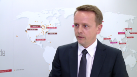 Dobre perspektywy przed gigantem chemicznym DuPont. Po połączeniu z Dow Chemical ma szansę stać się największą korporacją chemiczną INWESTOR, ,DuPont, Dow Chemical, DowDuPont, koncern chemiczny, innowacje, Andrzej Pałka - Firma DuPont notuje coraz lepsze wyniki. W I kw. zysk netto był o 19 proc. wyższy niż rok wcześniej, zarobek firmy na akcję był również znacznie lepszy, niż przewidywano. Pod koniec roku DuPont połączy się z innym chemicznym gigantem, Dow Chemical. Nowa firma DowDuPont ma generować sprzedaż na poziomie 90 mld dol. i w ten sposób może zostać największą korporacją chemiczną na świecie. Najpóźniej w ciągu dwóch lat firma zostanie podzielona na trzy niezależne spółki o dużym potencjale innowacyjnym.