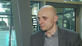 Globalne Centrum Rozwiązań IT Roche w Polsce planuje inwestycje warte pół miliarda złotych INWESTOR, ,Roche, farmacja, Globalne Centrum Rozwiązań IT, inwestycje - O 20 proc. co roku rosną nakłady biotechnologicznego koncernu Roche na inwestycje i rozwój w Globalne Centrum Rozwiązań IT, którego siedziba mieści się w Warszawie, a biuro w Poznaniu. Firma zamierza zlecać na zewnątrz zadania, które nie są newralgiczne, a skupić się na zagadnieniach przynoszących firmie największą wartość.