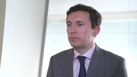 Lato może być gorące dla złotego. Poza lokalnymi czynnikami osłabić go mogą podwyżka stóp w USA i ewentualny brexit INWESTOR, ,złoty, banki, podatek bankowy, Fed, podwyżka stóp, brexit, odpływ kapitału - W połowie czerwca amerykańska Rezerwa Federalna zdecyduje o wysokości stóp procentowych i zaprezentuje nowe prognozy makroekonomiczne. Wielu ekonomistów spodziewa się drugiej – po dokonanej pół roku temu – podwyżki, o czym można wnioskować z wypowiedzi członków FOMC. W ostateczności zmiana powinna nastąpić najdalej pod koniec lipca. Z drugiej strony 23 czerwca Brytyjczycy zadecydują w referendum, czy chcą pozostać w Unii. Jeśli powiedzą „nie”, nastąpi odpływ kapitału z polskiego rynku i dalsze osłabienie złotego. Podobnie podziała podwyżka stóp za oceanem.