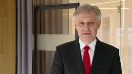 Cyfrowa rewolucja w bankowości. Zmieniają się sposoby komunikacji z klientem oraz kanały świadczenia usług BIZNES, ,transakcje bankowe, urządzenia mobilne, big data, rozwiązania informatyczne, rozwiązania IT, rozwiązania mobilne, trendy w bankowości, robotyzacja - Tradycyjne formy kontaktu z bankiem tracą na rzecz mobilnych. Klienci chcą przez smartfony sprawdzać stan konta, robić przelew i kupować produkty. Eksperci oceniają, że płatności mobilne, które są dziś popularne wśród klientów indywidualnych, wkrótce wejdą także do firm. Nowe technologie pozwalają także dostosowywać ofertę dla klienta do jego indywidualnych potrzeb. Do tego w coraz większym stopniu wykorzystują zaawansowane algorytmy i technologię big data. Kluczowym problemem jest zapewnienie przy tym wszystkim bezpieczeństwa klientów, ich danych osobowych i środków.