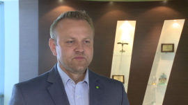 5 mln Polaków ma na smartfonie aplikację bankową. Banki w Polsce tylko częściowo radzą sobie z mobilną obsługą klienta BIZNES, ,bankowość mobilna i internetowa, innowacyjność banków, kanały cyfrowe, intuicyjność aplikacji, Deloitte, Daniel Martyniuk - Ponad 14 mln Polaków aktywnie korzysta z bankowości internetowej, a blisko 5 mln ma na swoim smartfonie zainstalowaną aplikację bankową. Jak wynika z badania firmy Deloitte, banki nie potrafią jednak wykorzystać w pełni potencjału kanałów cyfrowych. Proste jest założenie rachunku, trudniej natomiast dokonywać codziennych operacji i kupować nowe produkty. Pod względem intuicyjności kanał mobilny dawno już wyprzedził internetowy. Zdaniem ekspertów przewaga będzie rosła.