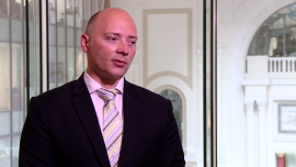 Funt brytyjski przez długi czas będzie pod presją spadków. Do łask inwestorów wraca złoto, inwestycje denominowane w dolarze oraz fundusze pieniężne INWESTOR, ,Brexit, Wielka Brytania, funt brytyjski, waluty, dolar amerykański, dolar: euro: złoty, BGŻ BNP Paribas, giełda warszawska - Po decyzji o wyjściu Wielkiej Brytanii z Unii Europejskiej funt notowany był na poziomach najniższych od 1985 roku i kosztował zaledwie 1,35 dol. Według Jerzego Nikorowskiego z Biura Maklerskiego Banku BGŻ BNP Paribas w najbliższych tygodniach brytyjska waluta nadal będzie słabła. Na krajowym rynku korzystne mogą być inwestycje w złoto, denominowane w dolarze oraz fundusze pieniężne.