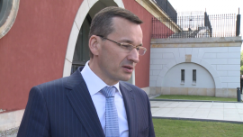 M. Morawiecki: Rząd stawia na nowoczesny przemysł. Czwarta rewolucja przemysłowa szansą dla Polski BIZNES, , - Rząd zamierza wspomóc polskich przedsiębiorców i przemysł w maksymalnym wykorzystaniu szansy, jaką daje czwarta rewolucja przemysłowa, czyli łączenie najnowocześniejszych wirtualnych technologii z realną produkcją. Chce zlikwidować bariery regulacyjne, zachęcać do inwestowania w nowatorskie projekty i wspierać je finansowo oraz administracyjnie na arenie międzynarodowej. Chce także tworzyć warunki do budowania polskiego kapitału.