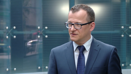 P. Bielski (BZ WBK): Podwyżka stóp procentowych w Stanach paradoksalnie może umocnić złotego INWESTOR, ,Fed, stopy procentowe, złoty, przewalutowanie kredytów, budżet 2017, obniżenie wieku emerytalnego - W połowie czerwca rynki poznają najnowszą decyzję amerykańskiej Rezerwy Federalnej odnośnie do stóp procentowych oraz najnowsze prognozy dotyczące stanu amerykańskiej gospodarki. Po rewizji odczytu PKB za I kwartał kilkoro członków Komitetu Otwartego Rynku zasugerowało możliwość podwyżki już na czerwcowym posiedzeniu. Dużo słabsze dane z amerykańskiego rynku pracy za maj zachwiały jednak przekonaniem, że do niej dojdzie. Zdaniem Piotra Bielskiego, ekonomisty BZ WBK, sama decyzja mogłaby umocnić złotego.