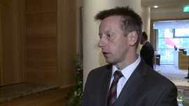 Mieszkanie Plus ma szansę zmniejszyć problemy mieszkaniowe i napędzić gospodarkę INWESTOR, , - Program Mieszkanie Plus rozpędzi polską gospodarkę – uważa Mariusz Adamiak, dyrektor biura strategii rynkowych PKO Banku Polskiego. Jego zdaniem rządowy projekt wspierający rodziny o niskich i średnich dochodach nie tylko zmniejszy problemy mieszkaniowe w kraju, lecz także pozytywnie wpłynie na PKB.