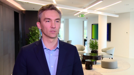 Rusza modernizacja ETC Swarzędz. Capital Park chce zwiększyć atrakcyjność centrum handlowego INWESTOR, ,Capital Park, ETC Swarzędz, modernizacja galerii handlowych, najemcy ETC Swarzędz, Marcin Juszczyk - Capital Park rozpoczyna gruntowną modernizację najstarszego centrum handlowego Wielkopolski ETC Swarzędz. Budynek ma zostać dostosowany do potrzeb najemców i klientów. Dotychczas działające osobne budynki zostaną połączone i zadaszone. Zmieniony zostanie układ lokali. Na powierzchni ponad 20 tys. mkw. znajdzie się 80 sklepów. Obecnie trwają rozmowy z nowymi najemcami, którzy mają zwiększyć atrakcyjność centrum. Docelowo zmodernizowany budynek ma zostać oddany do użytku we wrześniu 2017 roku.