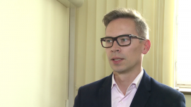 A. Lis (Altus TFI): Inwestorzy nieco bardziej optymistyczni niż na początku roku INWESTOR, ,budżet 2017, założenia do ustawy budżetowej, PKB, inflacja, inwestycje, eksport netto, Program 500+, podatek od sprzedaży detalicznej, podatek bankowy, kwota wolna od podatku, uszczelnienie systemu podatkowego - Rząd zapewnia, że deficyt budżetowy w 2017 roku nie przekroczy 3 proc. PKB, tempo rozwoju gospodarki przyspieszy do 3,9 proc., a ceny wzrosną o 1,3 proc. wobec roku 2016. Eksperci podkreślają, że realizacja takiego scenariusza w dużej mierze zależeć będzie od wielu czynników zewnętrznych, zwłaszcza od uszczelnienia systemu podatkowego i chęci firm do inwestowania.