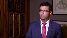 Inwestorzy zagraniczni wrócą na polską giełdę, gdy wyjaśni się sprawa kredytów frankowych INWESTOR, ,GPW, podatek bankowy, podatek od sprzedaży detalicznej, przewalutowanie kredytów frankowych, spadki na giełdzie, rating, niepewność, odpływ inwestorów - Niepewność jest głównym czynnikiem odstraszającym zagraniczny kapitał od polskiej giełdy – uważa Jarosław Niedzielewski z Investors TFI. Czynniki ryzyka związane ze zmianą władzy jednak powoli znikają. Podatek bankowy obowiązuje od lutego, we wrześniu wejdzie w życie podatek od sprzedaży detalicznej. Jedyną poważniejszą niewiadomą pozostaje kwestia przewalutowania kredytów frankowych. Gdy i ona się rozstrzygnie, inwestorzy powrócą nad Wisłę.